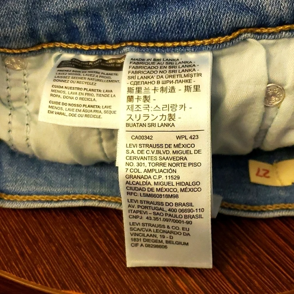 Levi's High Rise Shorts in Tribecca Scoop Light Wash Size 27